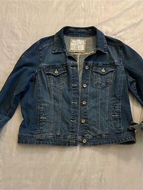 Sonoma Blue Washed Denim Jean Jacket - Women’s Size Large Button Front.